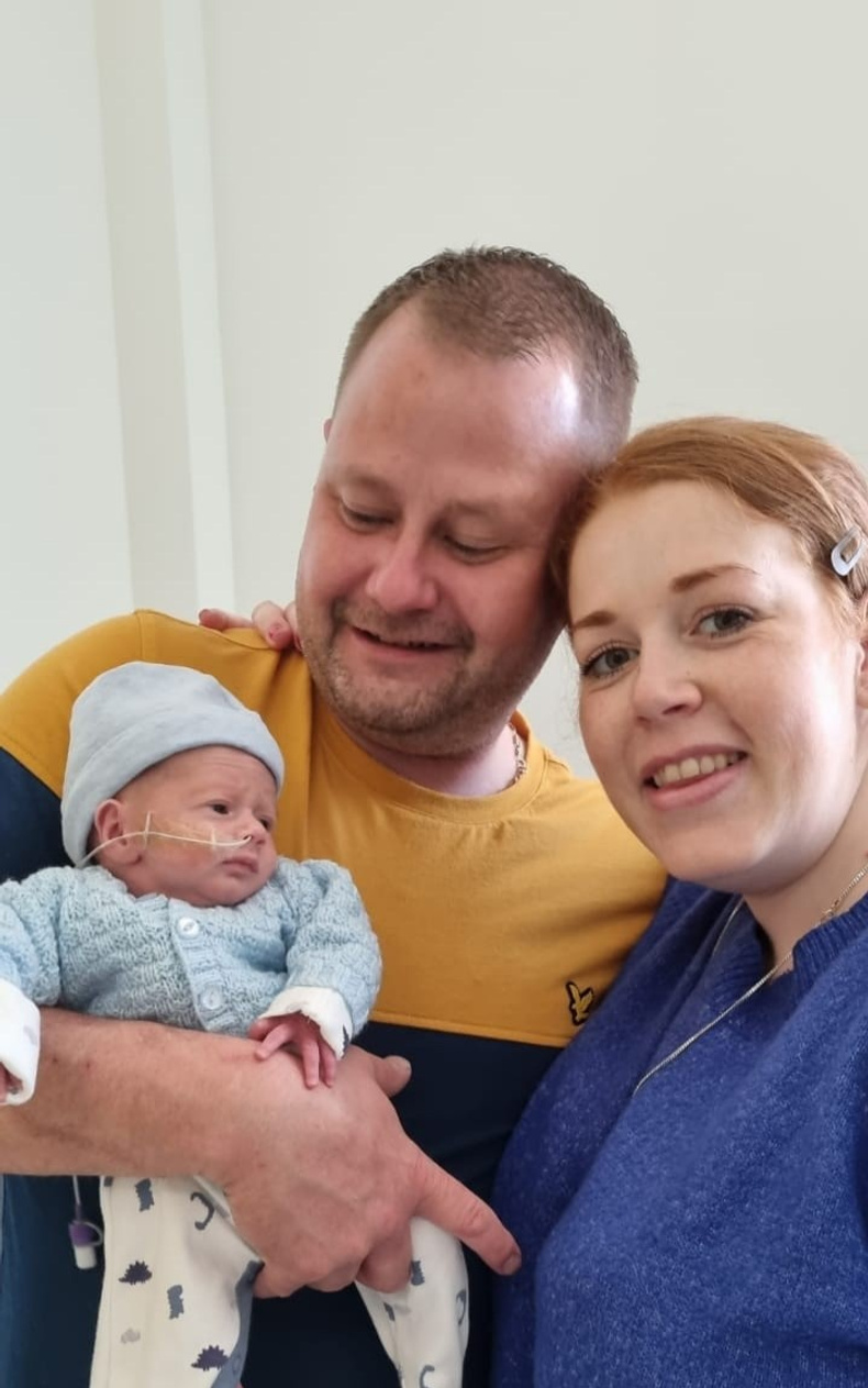 mum-faye-sayers-dad-mark-sayers-and-their-son-leonard-sayers-who-was-born-prematurely-at-32-weeks(892429)