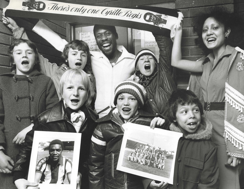 Ray King with Baggies' fans in 1979.jpg