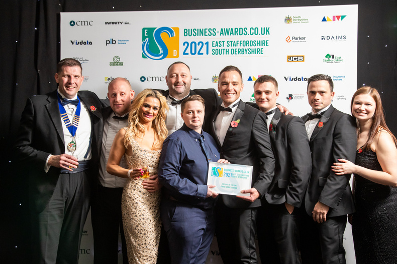 members-of-the-ginho-group-team-celebrate-winning-the-employer-of-the-year-award(894776)