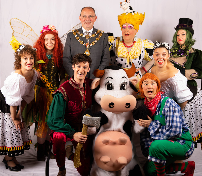 mayor-and-panto-cast(904295)