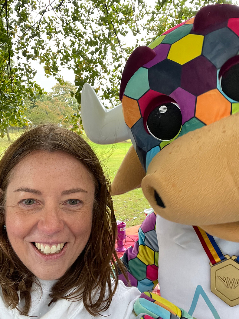 claire-terry-with-commonwealth-games-mascot-perry-the-bull-img_6288(897319)