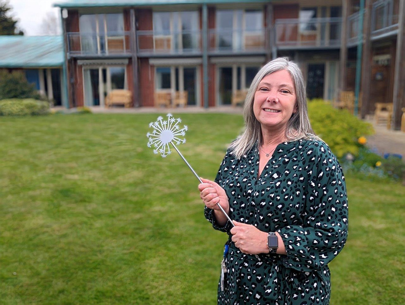 jo-flemming-with-dandelion-sculpture(904294)