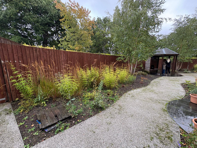 hospital garden.jpg 1