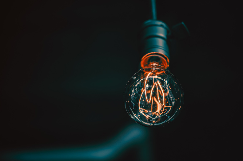 bulb-5258341_1920(892771)