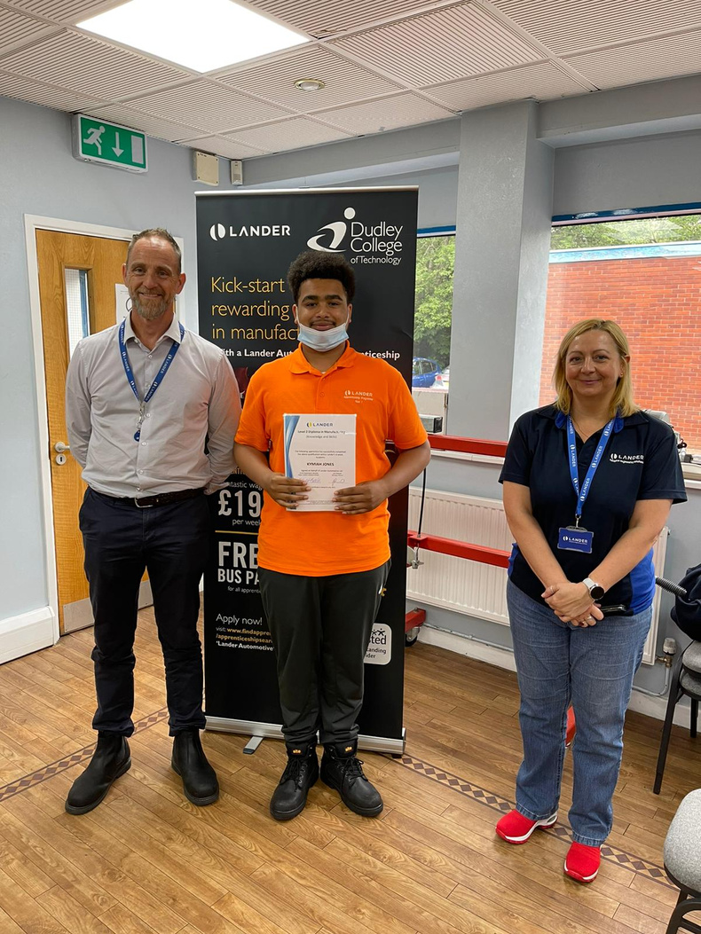 lander-automotive-picture-apprentices-graduating(892371)