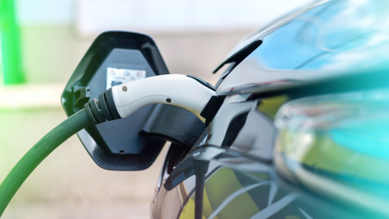 ev-plugged-in-to-charge(898919)
