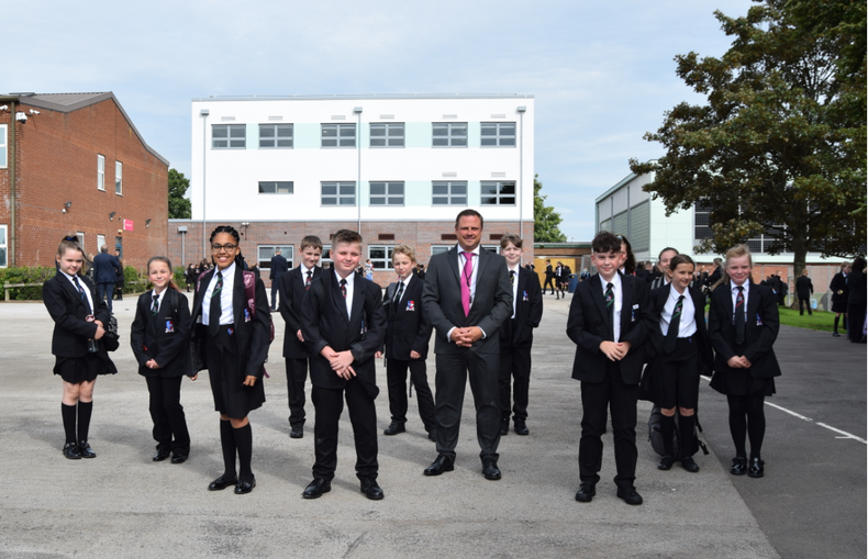 the-coleshill-school-headteacher-ian-smith-childs-with-pupils-in-front-of-wilson-block-which-was-completed-in-2020(900973)