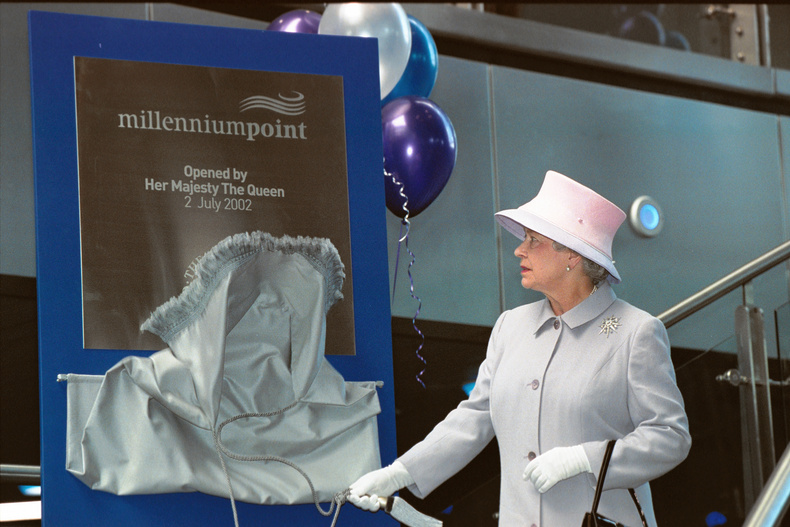hrh-queen-elizabeth-ii-at-the-official-opening-of-millennium-point-in-2002-2(899447)
