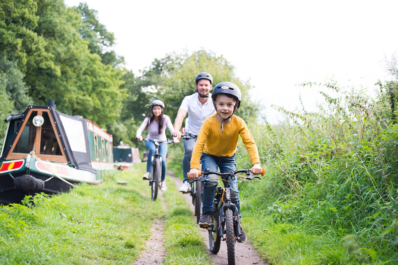 miles-of-canals-making-for-easy-family-cycling-in-staffordshire-enjoystaffordshire(904073)