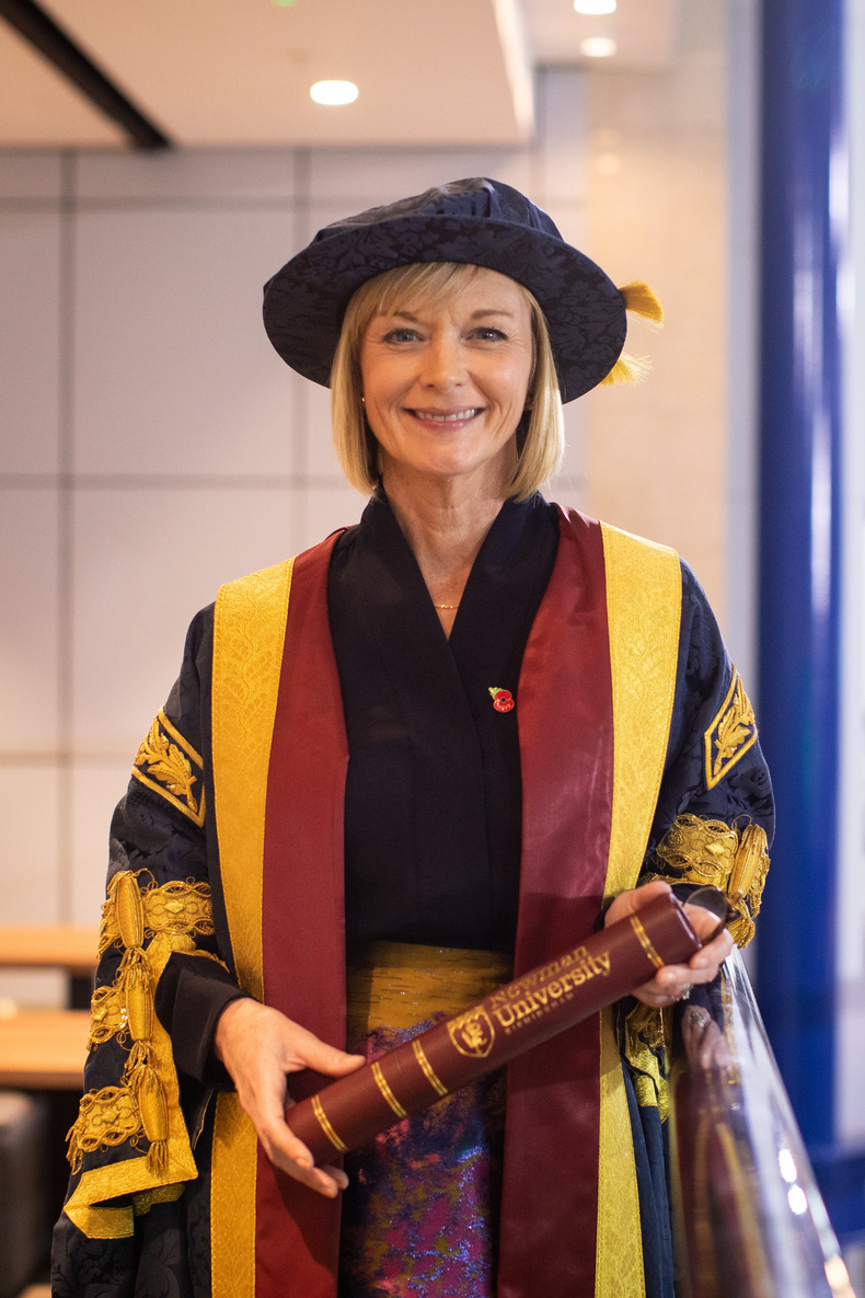 julie etchingham.jpg