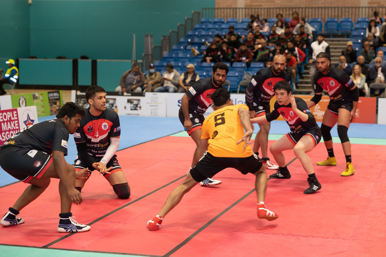 birmingham-bulls-defend-a-raid-from-wolverhampton-wolfpack-player(902516)
