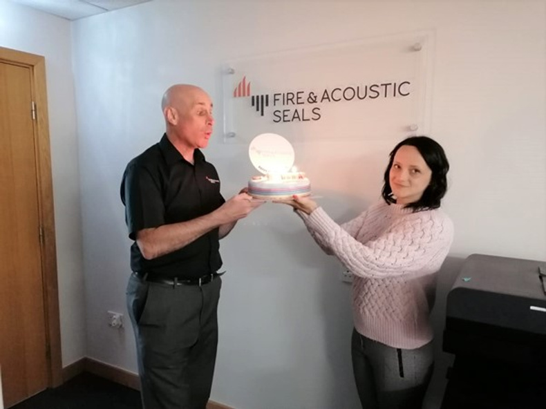 julian-vollans-nicola-humpage-fire-acoustic-seals(897452)