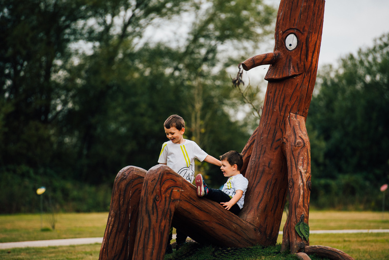 children-on-stick-man(896370)