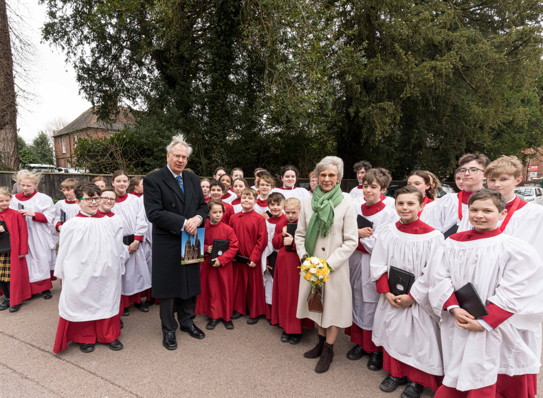 choristers-from-lichfield-cathedral-choir-with-trh(902184)