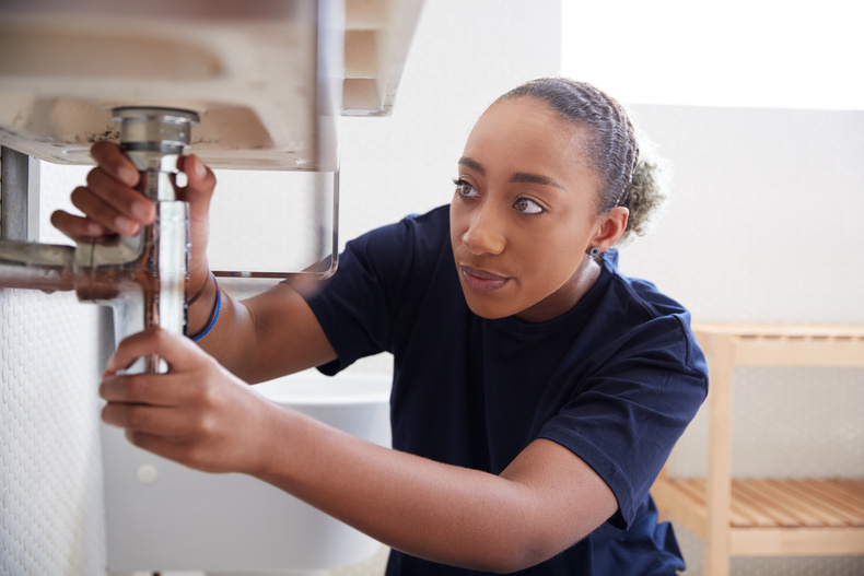rightio-female-plumber(890412)