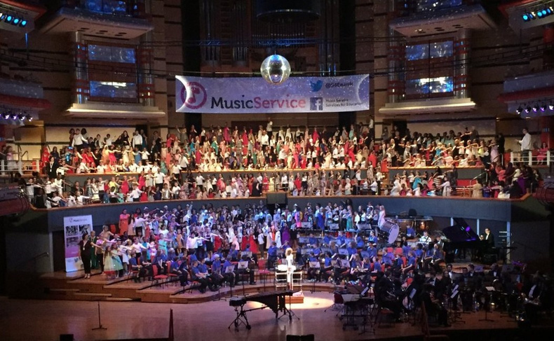 youth-proms-back-at-symphony-hall(898558)