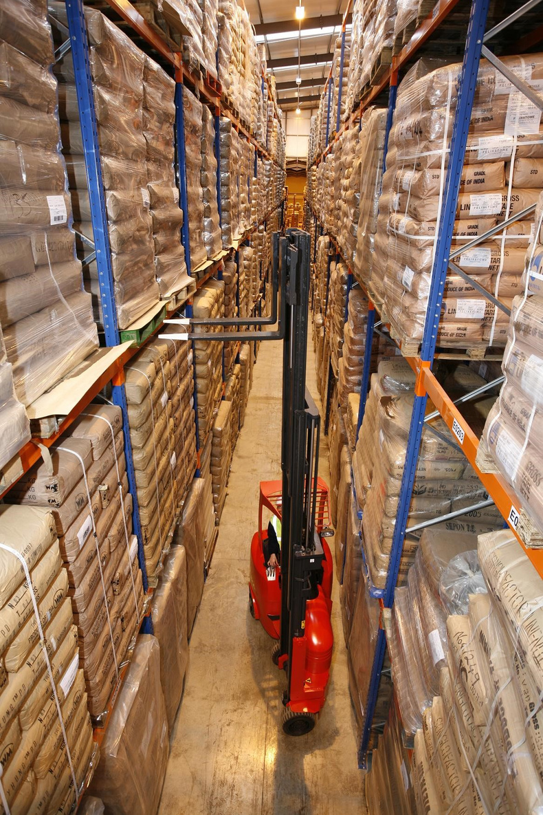 narrow-aisle(898131)