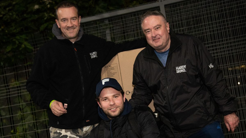 hardy-signs-at-ymca-sleepout(892625)
