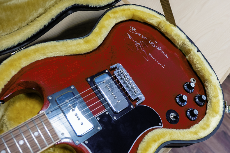 Tony Lommy guitar.png