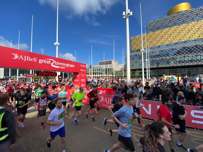 the-library-of-birmingham-provided-the-backdrop-for-the-start-line-of-the-aj-bell-great-birmingham-run(902895)