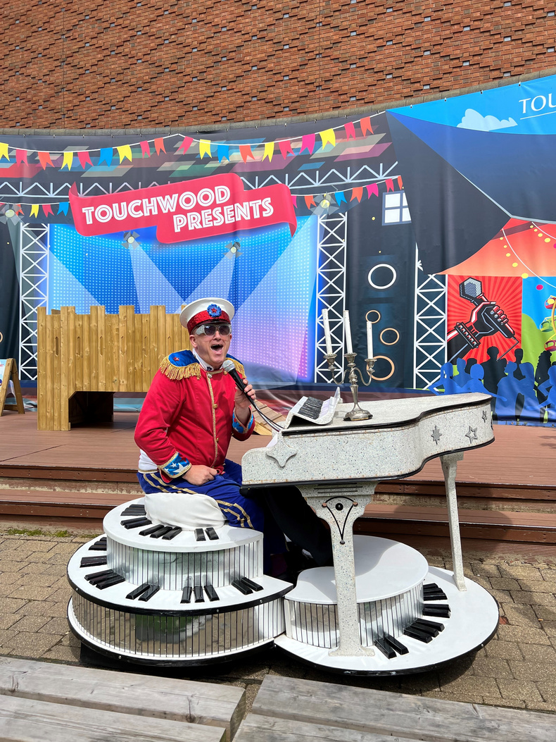 elton20wrong20-20touchwood20presents(903380)