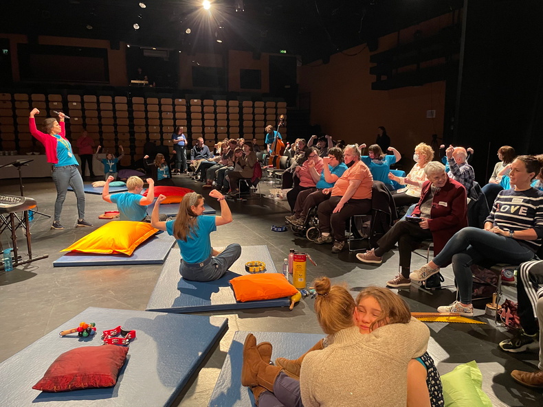 west-midlands-inclusive-choir-in-rehearsal(902084)