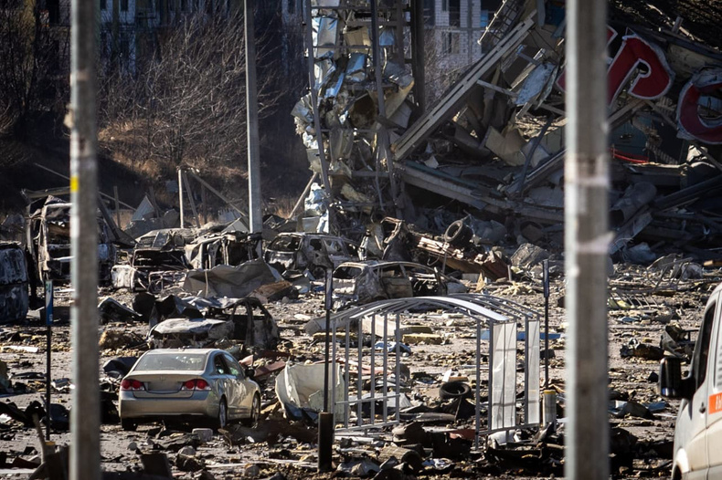 shopping-centre-in-kyiv-podilskyi-district-after-shelling-on-20-march-2022-cc(897791)