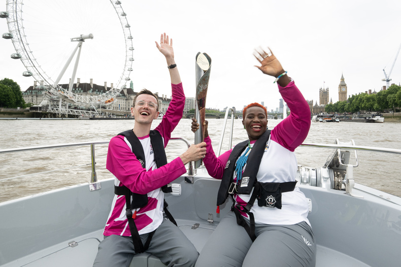 batonbearers-ross-mcneil-and-sarian-kamara-carrying-the-baton-on-a-marine-police-unit-boat-on-the-river-thames(897966)