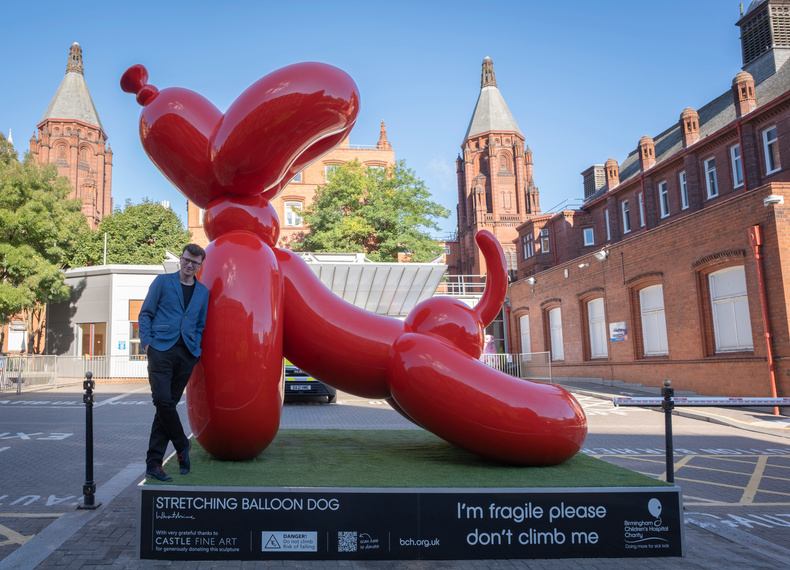whatshisname-sebastian-burdon-unveiled-the-stretching-balloon-dog-at-birmingham-childrens-hospital(899735)