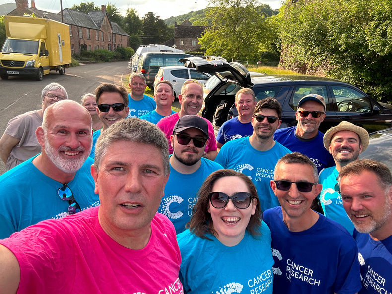 ukse-regional-executive-mike-lowe-centre-back-on-the-fundraising-walk-for-cancer-research-uk(904708)