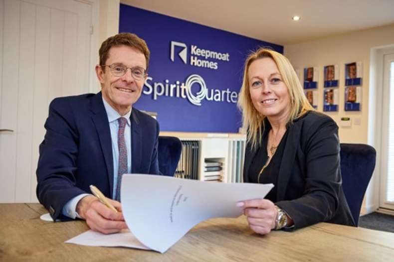 andy-street-mayor-of-the-west-midlands-signs-the-memorandum-of-understanding-with-charlotte-goode-regional-managing-director-for-keepmoat(903816)