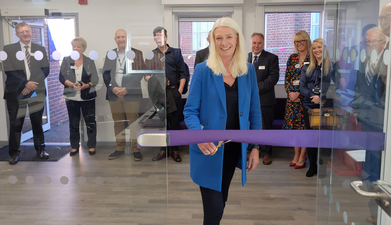 01-dsc-opening-amanda-milling-ribbon(893684)