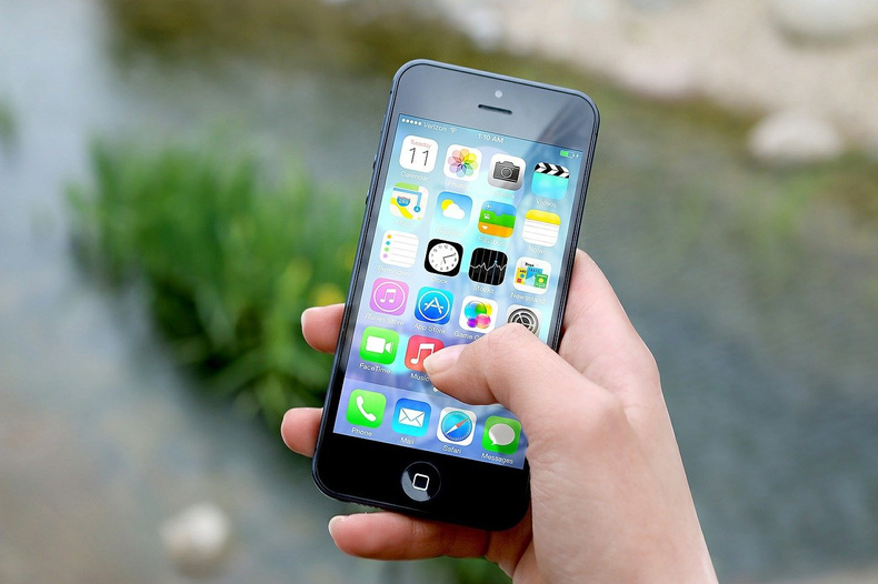 iphone-g38f6c1b0f_1280(895696)