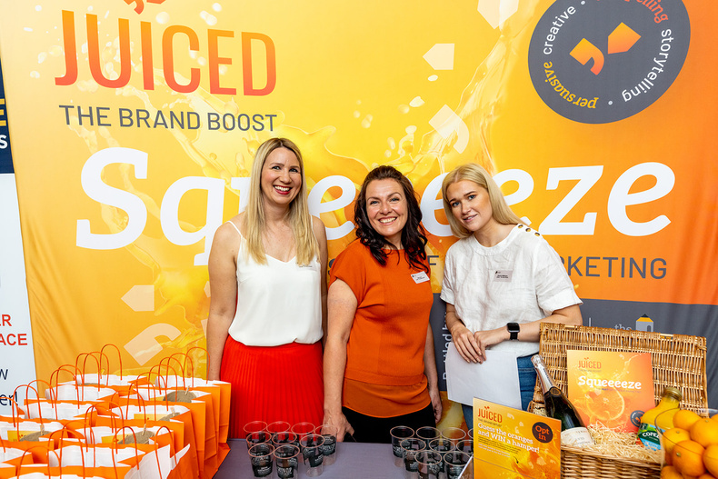 anita-ellis-kate-curry-and-shannon-williamson-juiced-stand(898204)