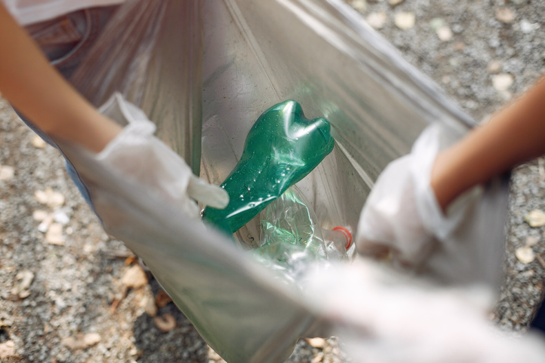 children-collects-garbage-garbage-bags-park.jpg