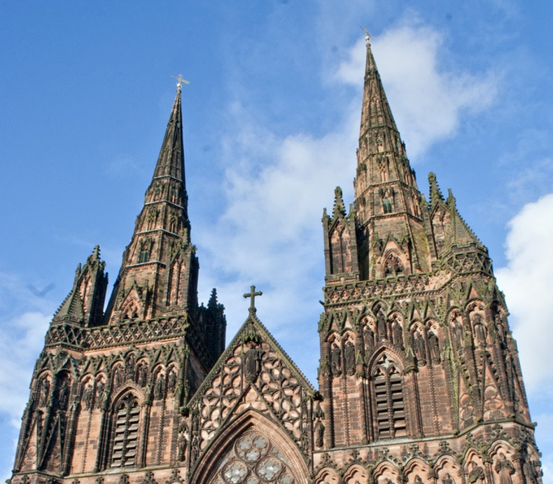Lichfield_Cathedral_Daffodils.jpg 1